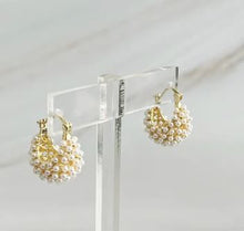 Load image into Gallery viewer, Pearl Knit Hoop Earrings - Ellison + Young
